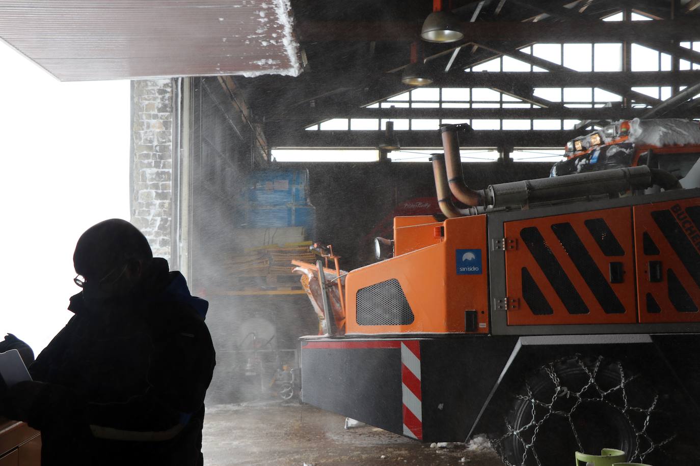 Con la caída de las primeras nevadas ya empiezan los preparativos para una nueva temporada de nieve en la estación de San Isidro
