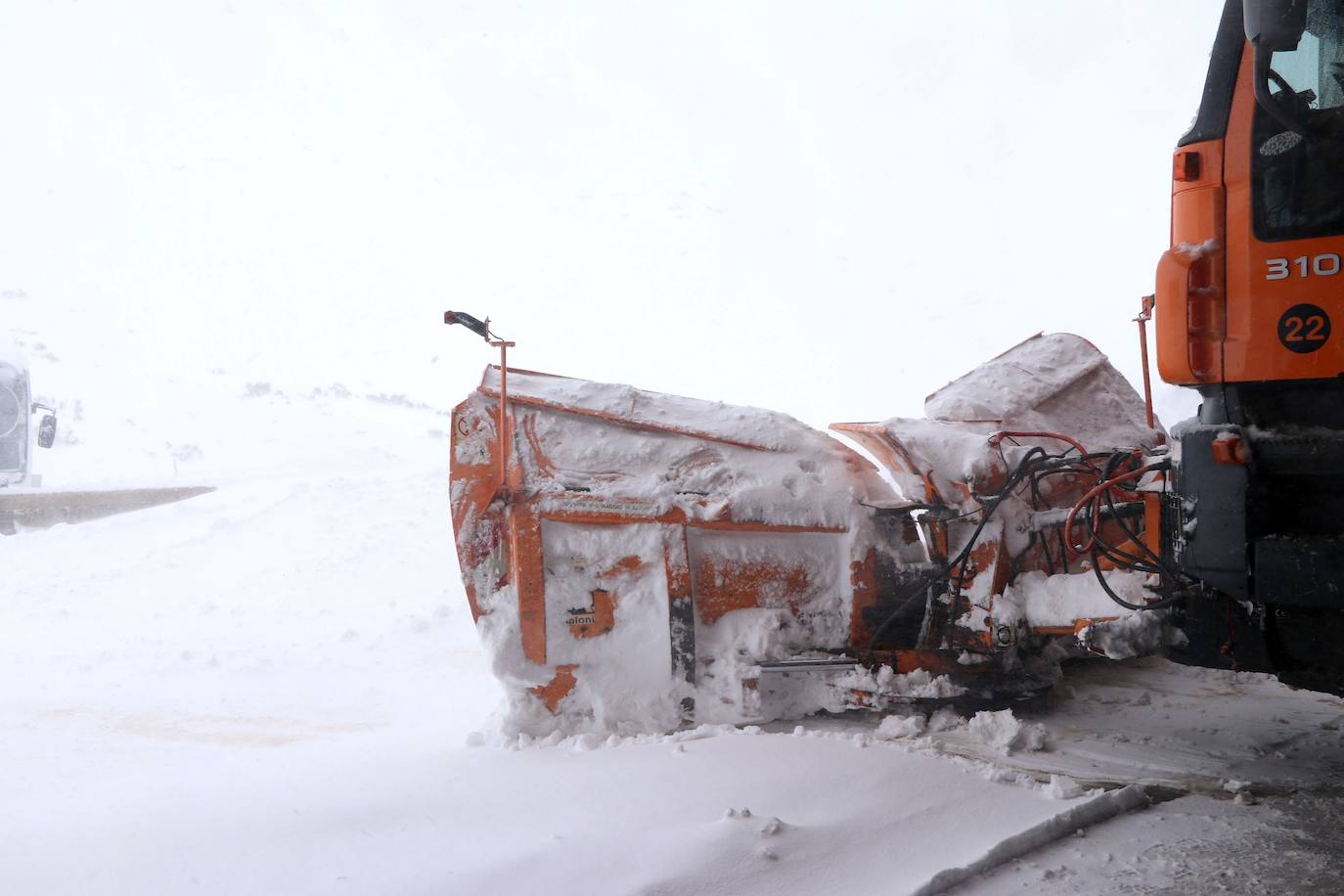 Con la caída de las primeras nevadas ya empiezan los preparativos para una nueva temporada de nieve en la estación de San Isidro