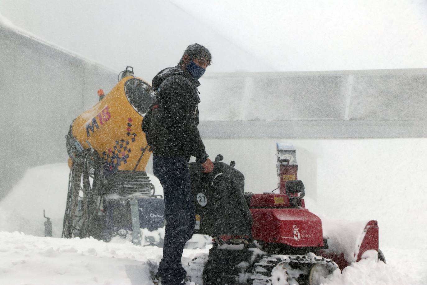 Con la caída de las primeras nevadas ya empiezan los preparativos para una nueva temporada de nieve en la estación de San Isidro