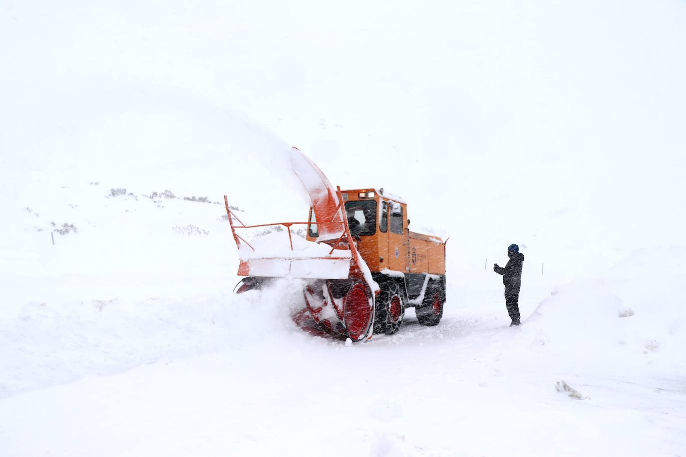 Con la caída de las primeras nevadas ya empiezan los preparativos para una nueva temporada de nieve en la estación de San Isidro