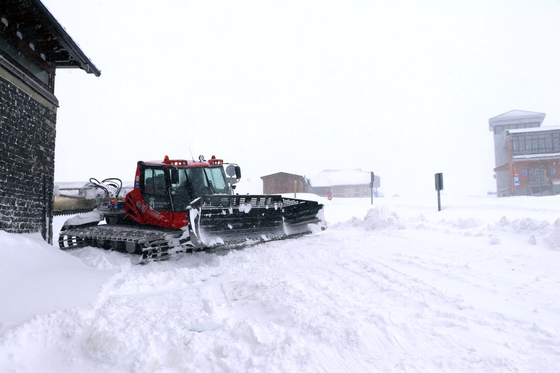 Con la caída de las primeras nevadas ya empiezan los preparativos para una nueva temporada de nieve en la estación de San Isidro