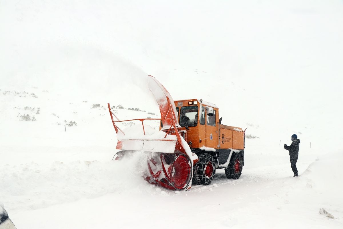 Con la caída de las primeras nevadas ya empiezan los preparativos para una nueva temporada de nieve en la estación de San Isidro