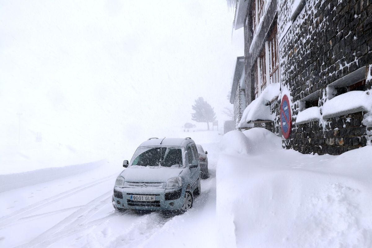 Con la caída de las primeras nevadas ya empiezan los preparativos para una nueva temporada de nieve en la estación de San Isidro