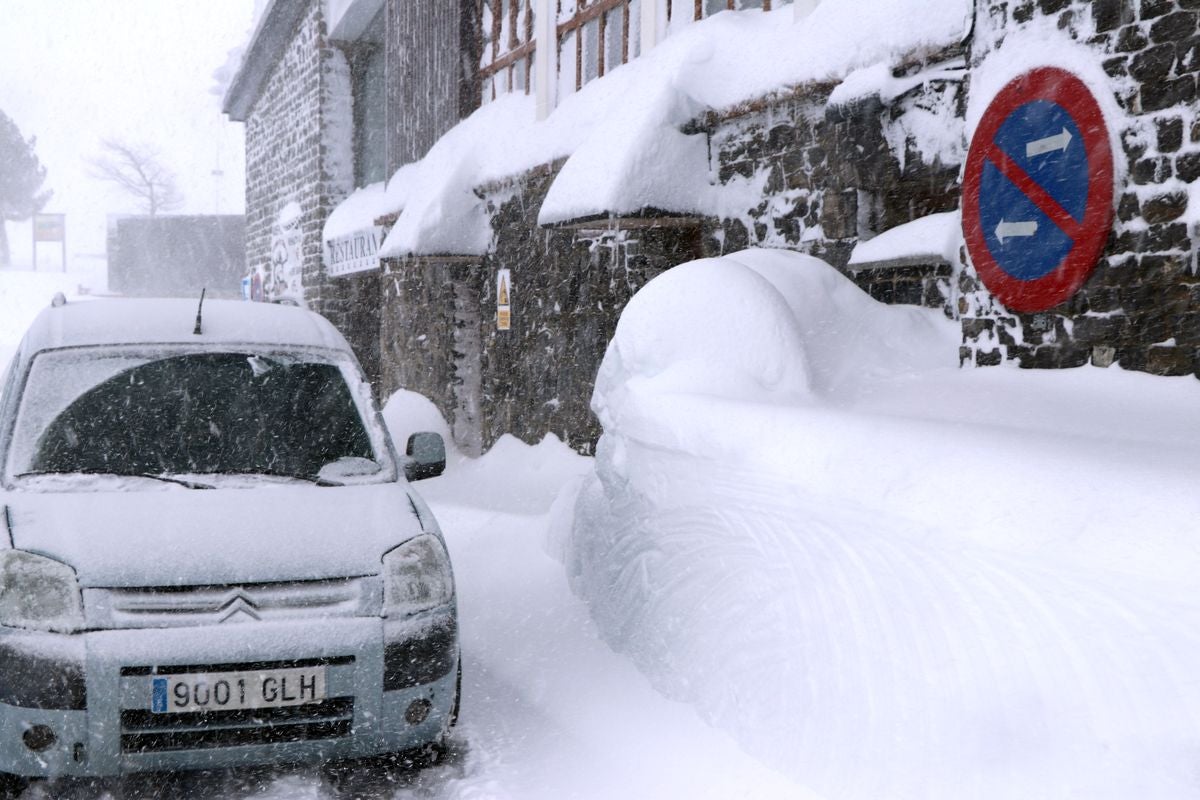 Con la caída de las primeras nevadas ya empiezan los preparativos para una nueva temporada de nieve en la estación de San Isidro