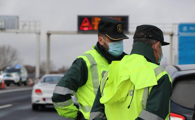 Galería. Ángel y Diego Fernández en una de las prácticas que realzia la Guardia Civil de Tráfico en la AP-66.