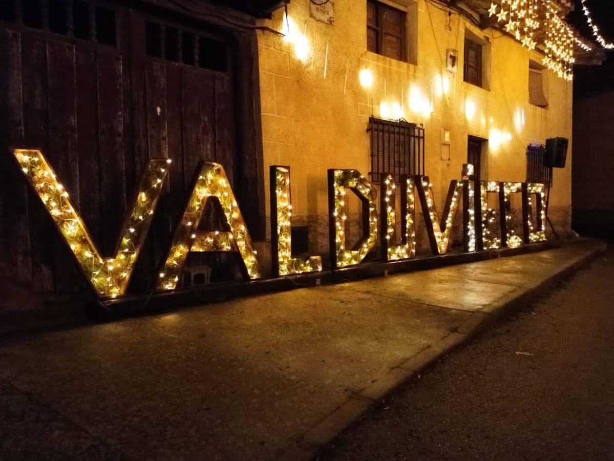 Iluminación navideña en el pueblo de Valduvieco.