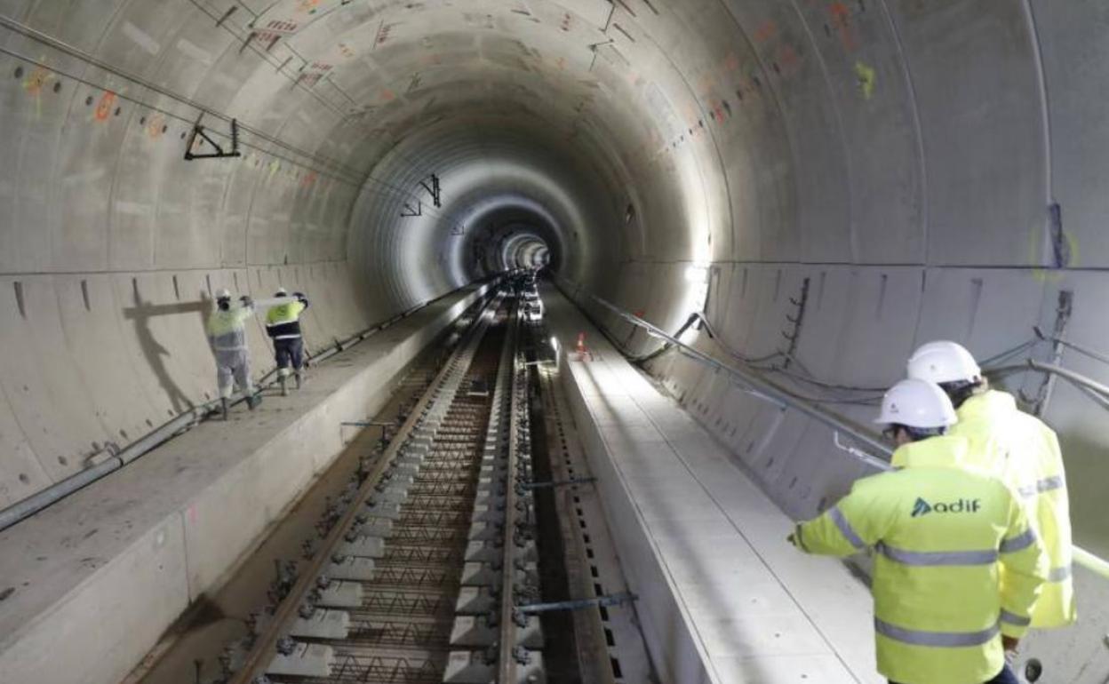 Trabajadores actuando en la vía para asentar su estructura.