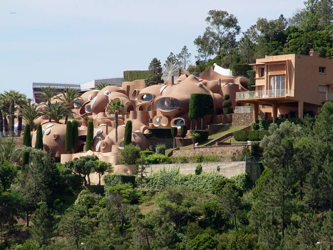 El Palacio de Burbujas, Francia | La casa de vacaciones del diseñador Pierre Cardin, en la Costa Azul, fue diseñada en 1975 por el arquitecto húngaro Antii Lovag. Tiene vistas al Mediterráneo cerca de Cannes y está inspirada en las cavernas de los primeros hombres. Tardó 14 años en construirse. Cardin compró el complejo en 1992 y lo puso a la venta en 2017, después de una restauración de cinco años. Tiene 10 habitaciones, tres piscinas, varios jardines y un anfiteatro de 500 asientos construido en los terrenos de la ladera. Su precio: 390 millones de dólares.