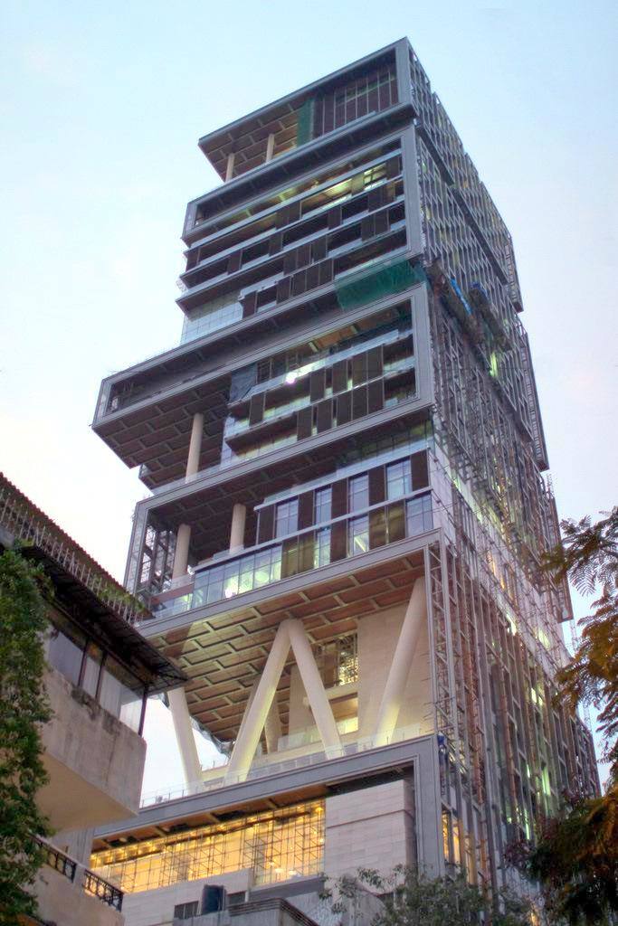 Antilia, Mumbai (India) | Pertenece al presidente de Reliance Industries, Mukesh Ambani, el hombre más rico de India. Tiene un precio de 950 millones de euros. El edificio entero está destinado a su familia. Son 27 plantas conectadas entre sí con un helipuerto en el último piso. Mukesh tiene contratados a 600 empleados, que hacen del edificio Antilia el más caro del mundo.