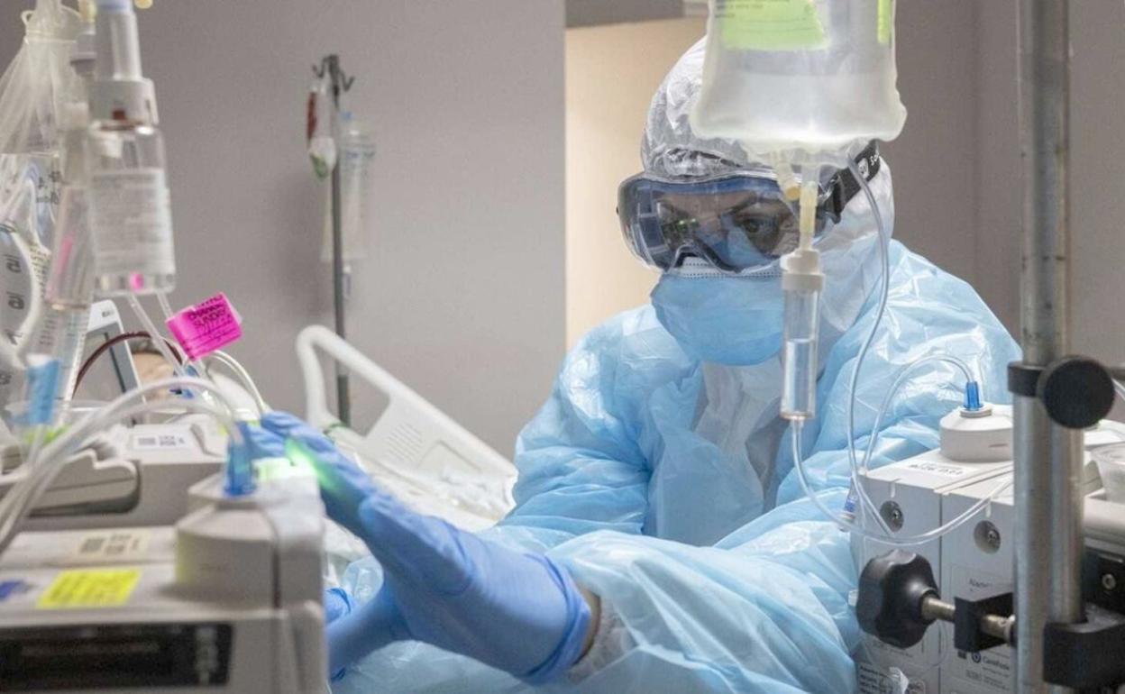 Los ingresos caen en los hospitales leoneses pero se insiste en la cautela ante la coincidencia de datos positivos.