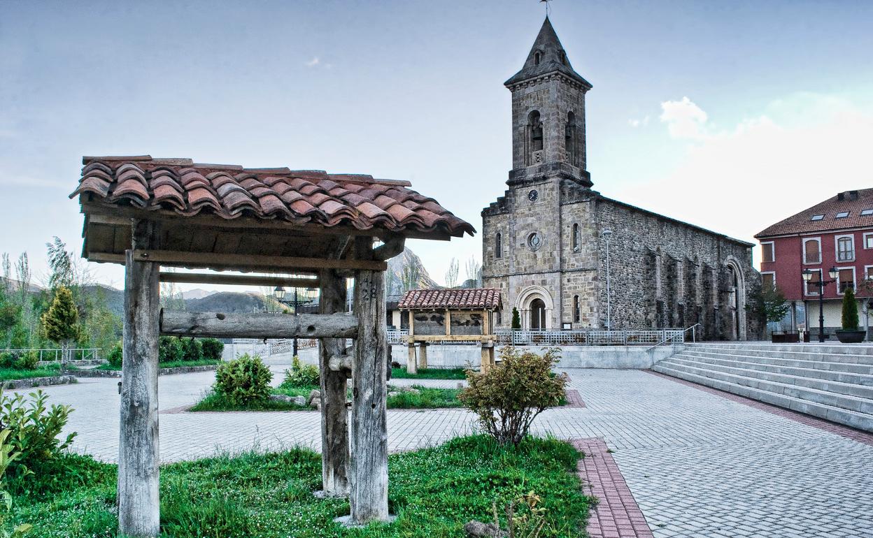 Imagen de una plaza de la localidad de Riaño. 