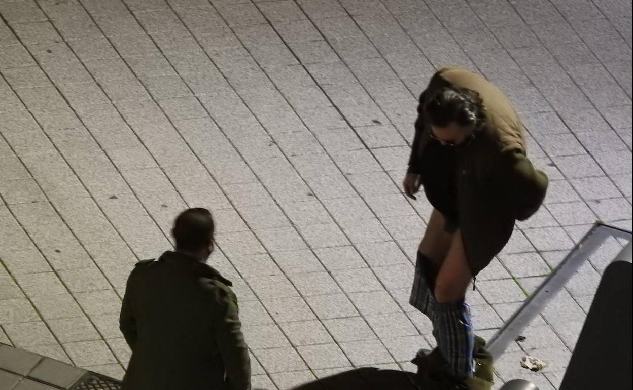 El hombre se limpia después de defecar en la Plaza de la Universidad.