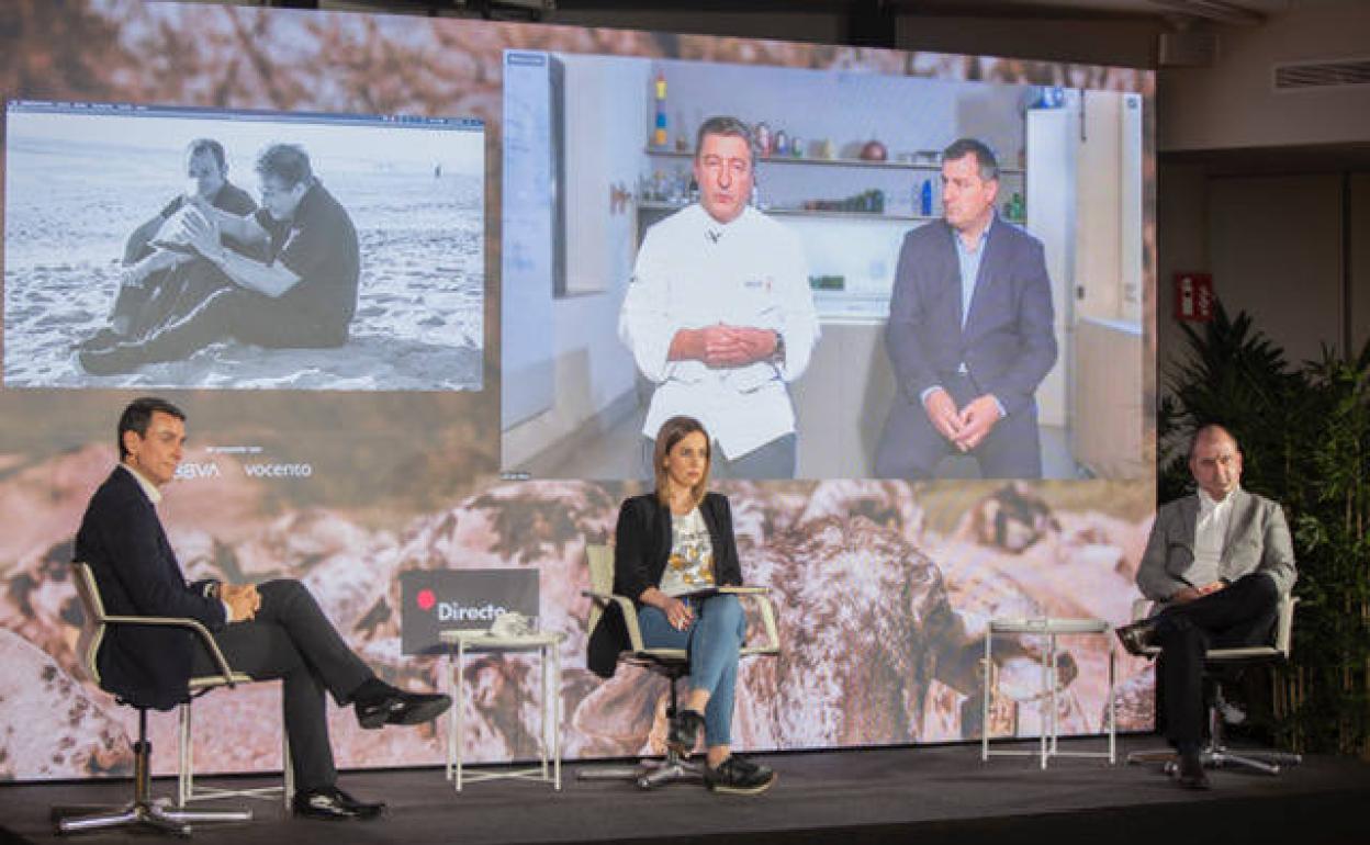 Alberto Cano, director de pymes en BBVA (idza.), Josep y Joan Roca, desde El Celler de Can Roca (en la pantalla) y Benjamín Lana, presidente de la División de Gastronomía de Vocento (decha.), durante el acto de entrega de los Premios a los Mejores Productores Sostenibles, en la sede de Vocento.