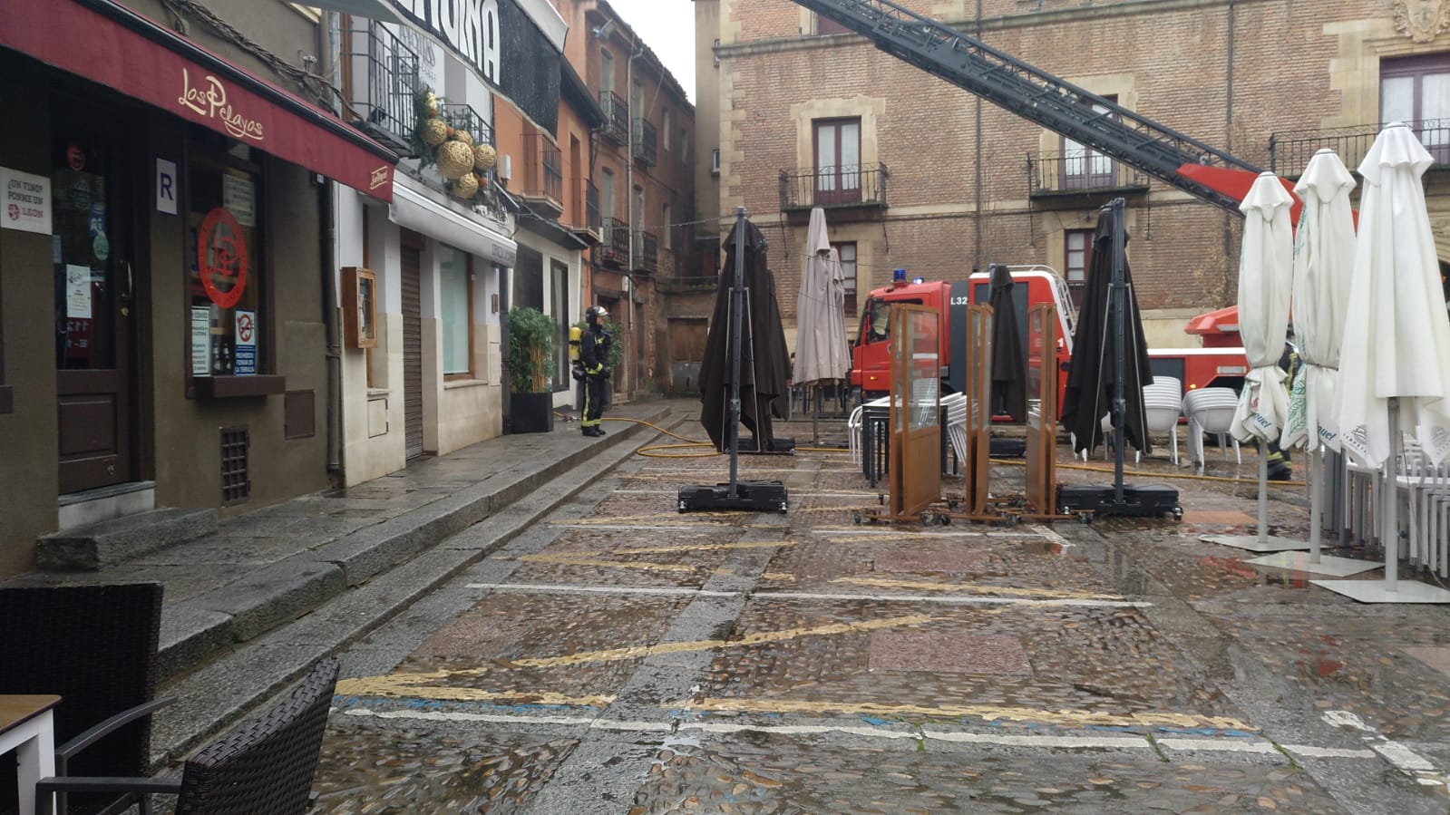 Los Bomberos de León intervienen en el incendio de una freidora en un restaurante de León tras arder una freidora. 