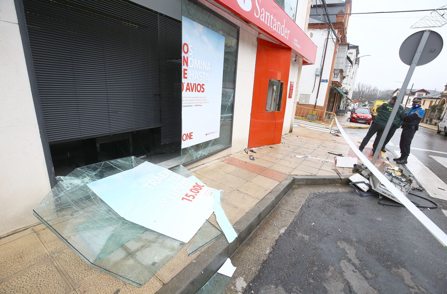 Asaltan de madrugada y con explosivos una oficina del Banco Santander en Toral de los Vados. 