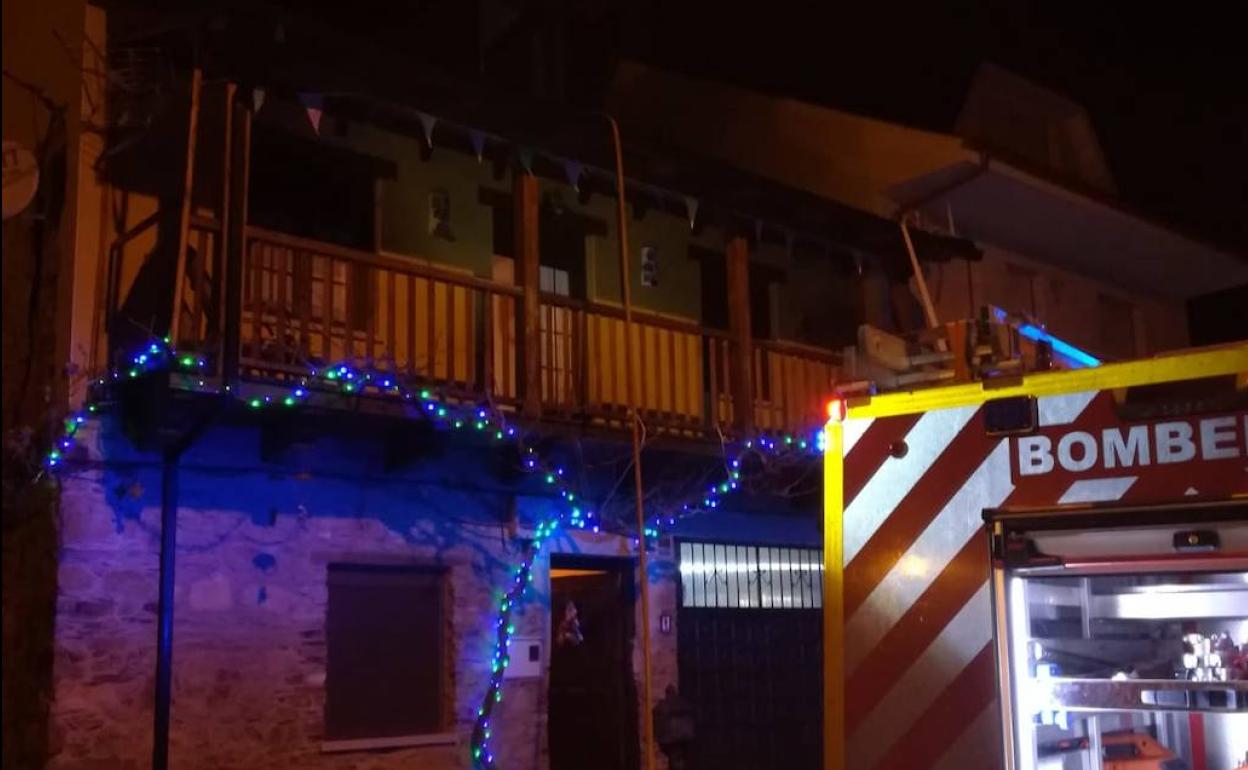 La vivienda de Boeza afectada por las llamas durante la madrugada.