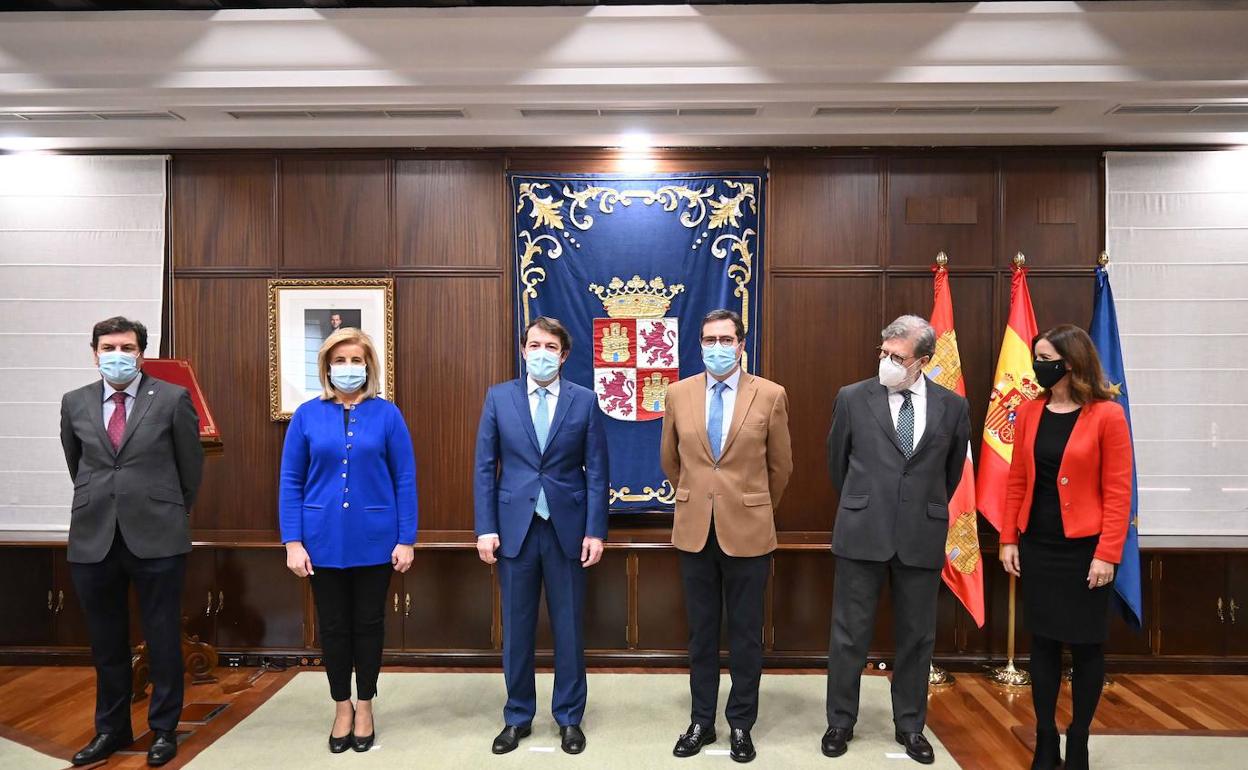 Reunión entre los responsables de la Junta de Castilla y León y el presidente de la CEOE este lunes.