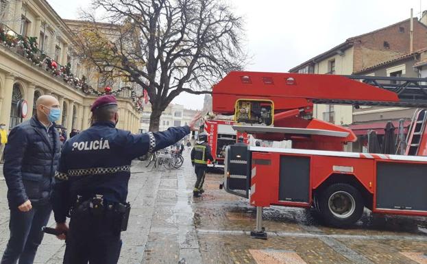 Galería. Efectivos de Bomberos interviniendo en el lugar del suceso. 