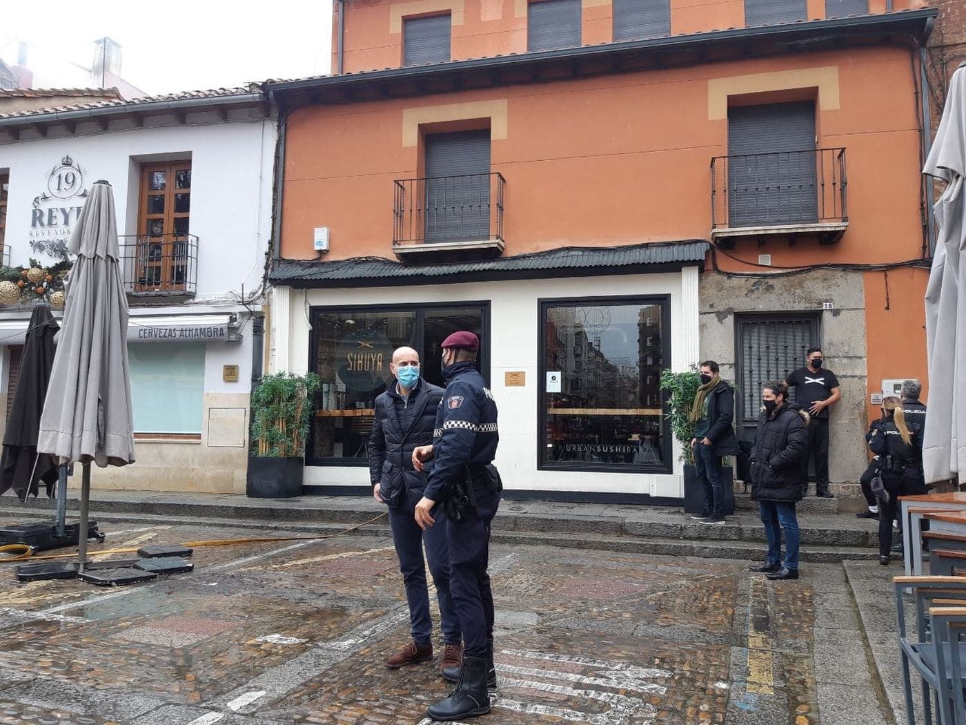 Los Bomberos de León intervienen en el incendio de una freidora en un restaurante de León tras arder una freidora. 