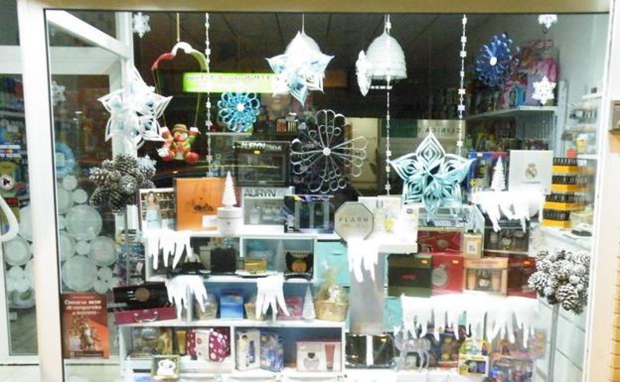 Escaparate de un establecimiento leonés decorado para las fiestas navideñas.