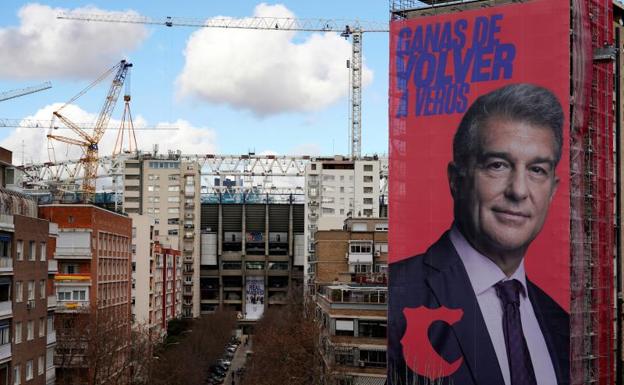 La pancarta de Laporta se ve ante el Santiago Bernabéu. 