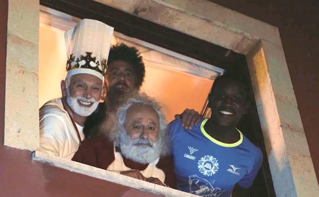 Video promocional para animar a los pequeños a disfrutar desde los balcones del desfile.