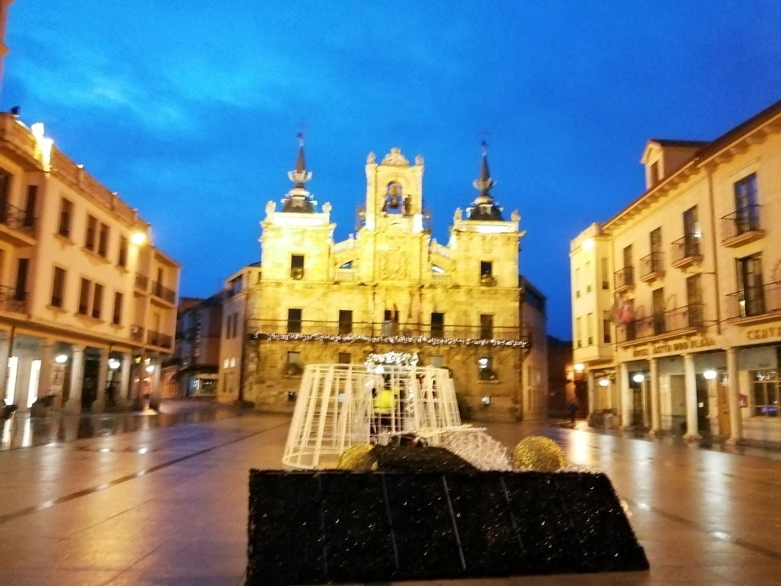 La plaza Mayor de Astorga recibe las primeras luces de Ferrero Rocher. 