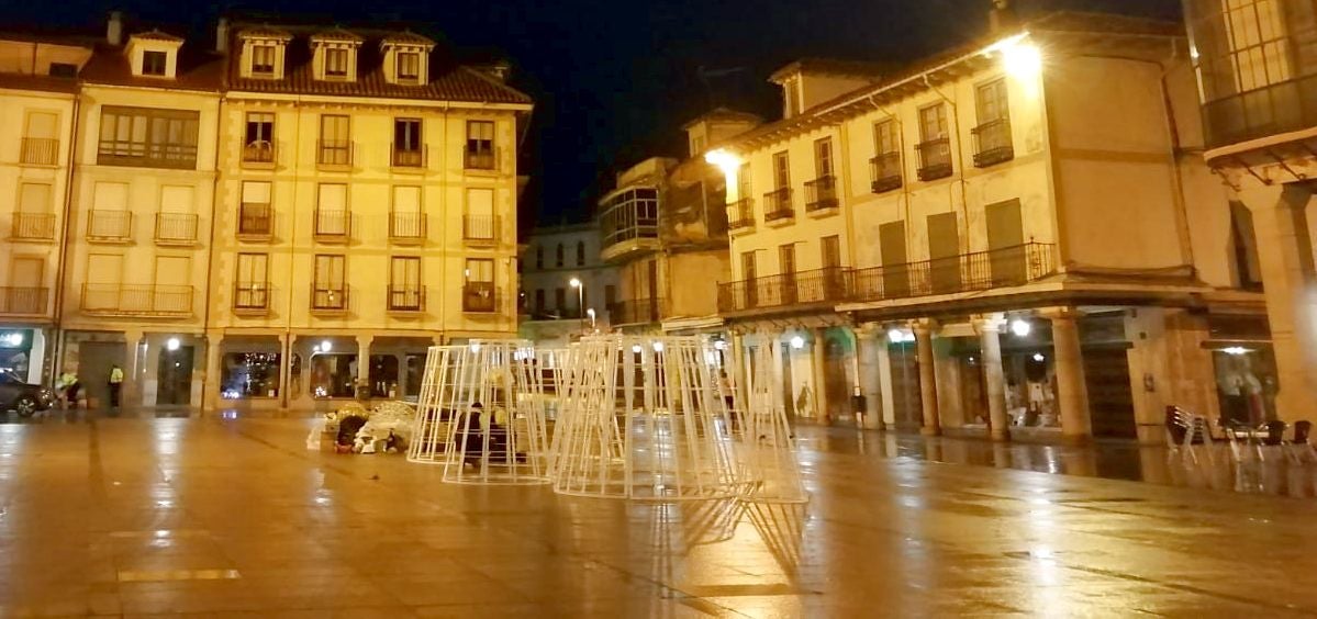 La plaza Mayor de Astorga recibe las primeras luces de Ferrero Rocher. 