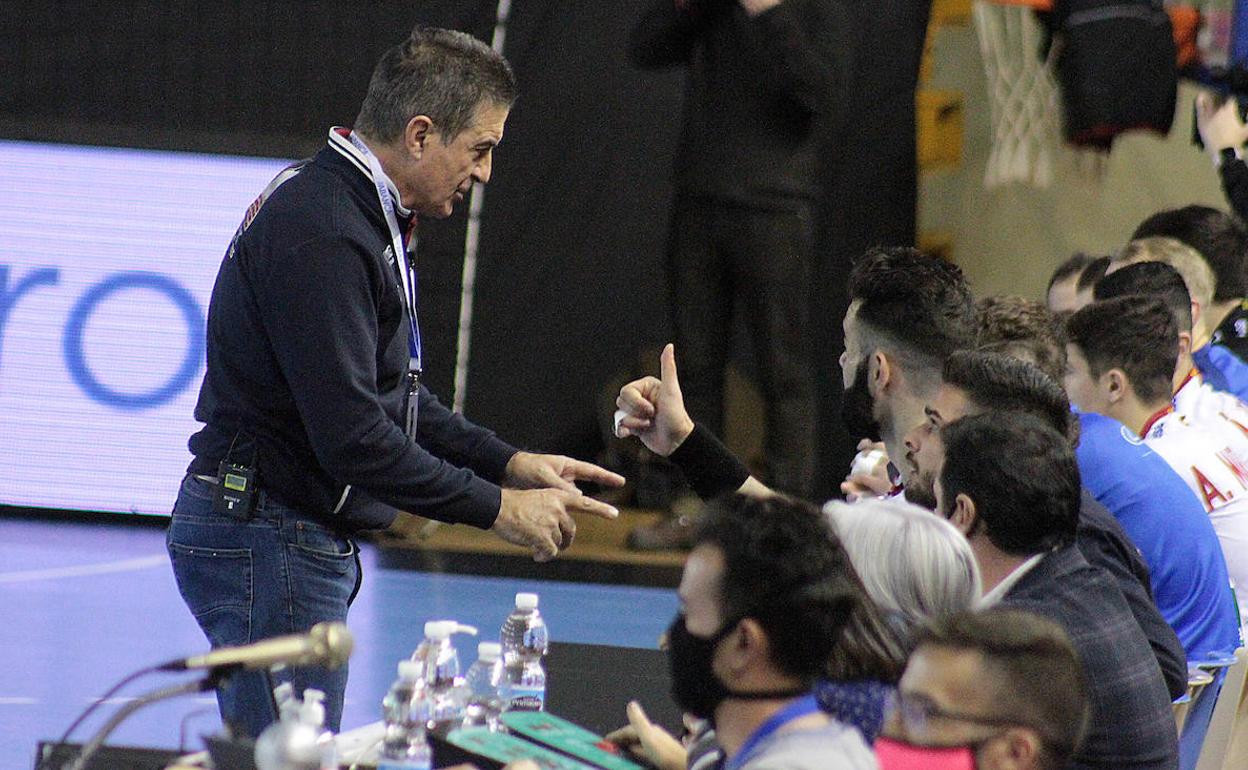 Manolo Cadenas, durante un partido.