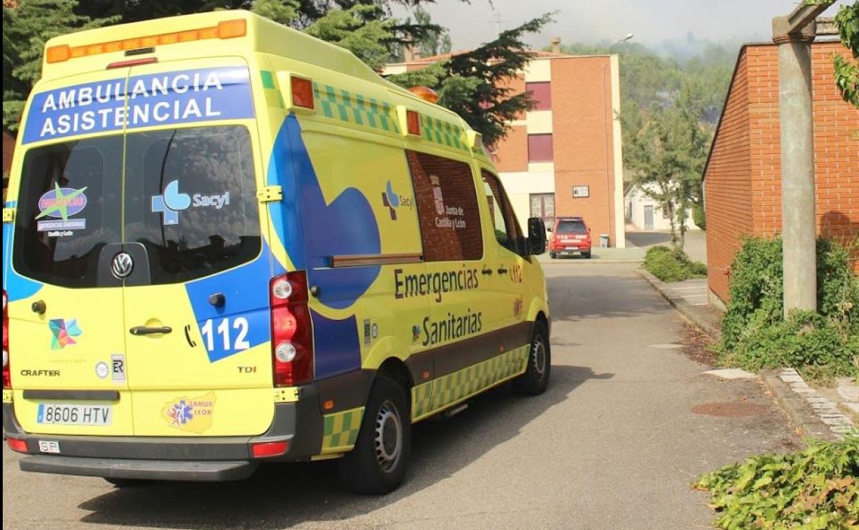 Imagen de una ambulancia de Sacyl junto a un centro de salud.