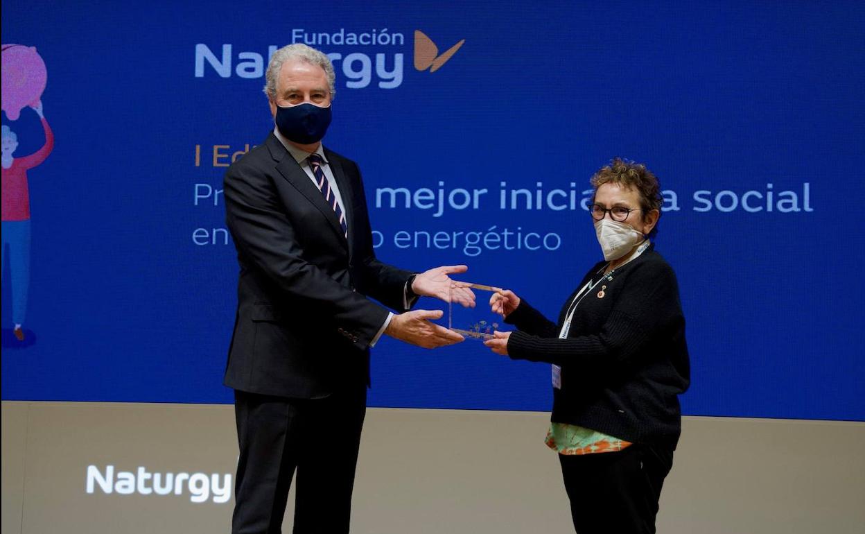 El vicepresidente de Fundación Naturgy, Jordi Garcia, entrega el accésit a María García Álvarez, presidenta de Fundación Isadora Duncan.