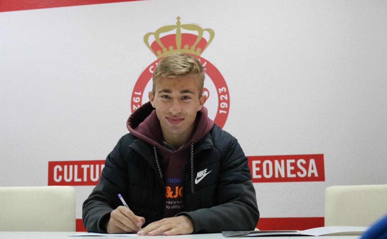 Rodri Suárez, en la firma de su renovación.