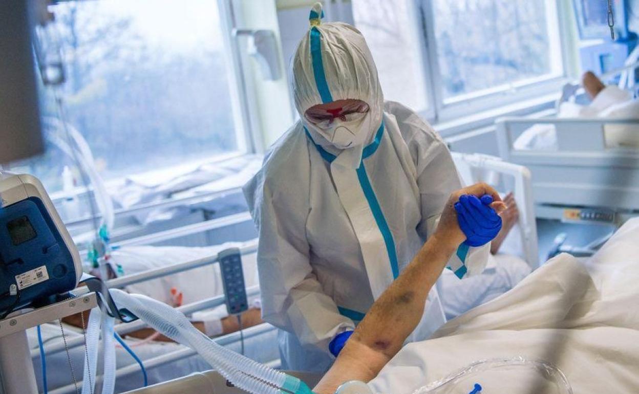 Una enfermera en un área de pacientes covid en un centro asistencial. 