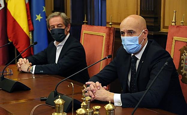 Rueda de prensa desde el Ayuntamiento de León.