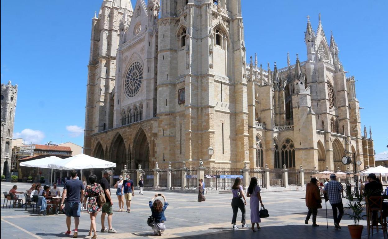 Turistas en la Plaza de Regla. 