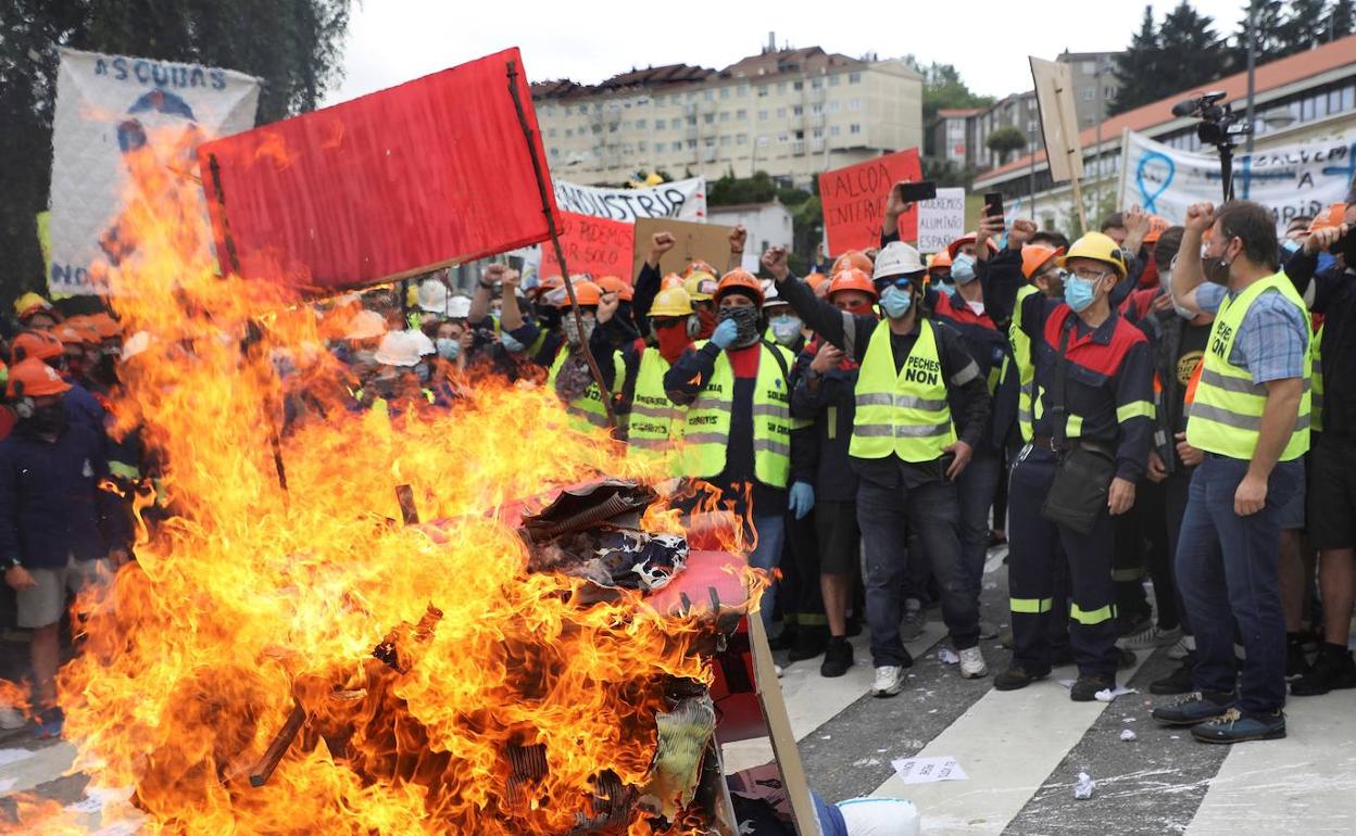 Trabajadores de Alcoa manifestándose.