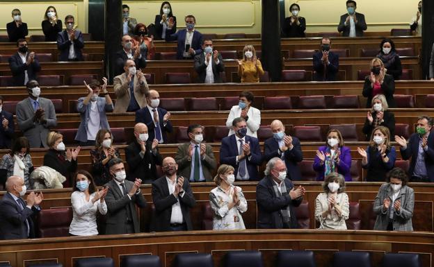 Diputados socialistas y de Podemos aplauden a la exministra María Luisa Carcedo, impulsora de la ley.