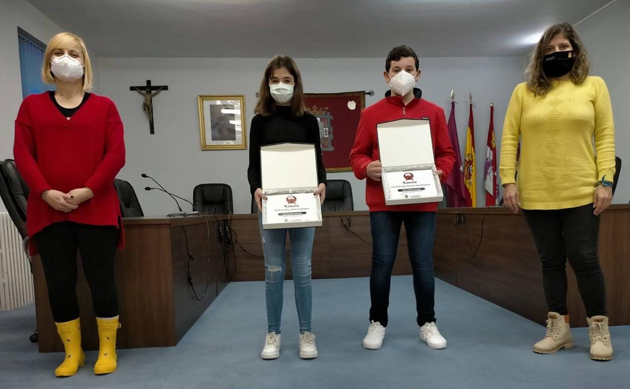 Los dos deportistas posan con su placa conmemorativa y las dos representantes política.s 