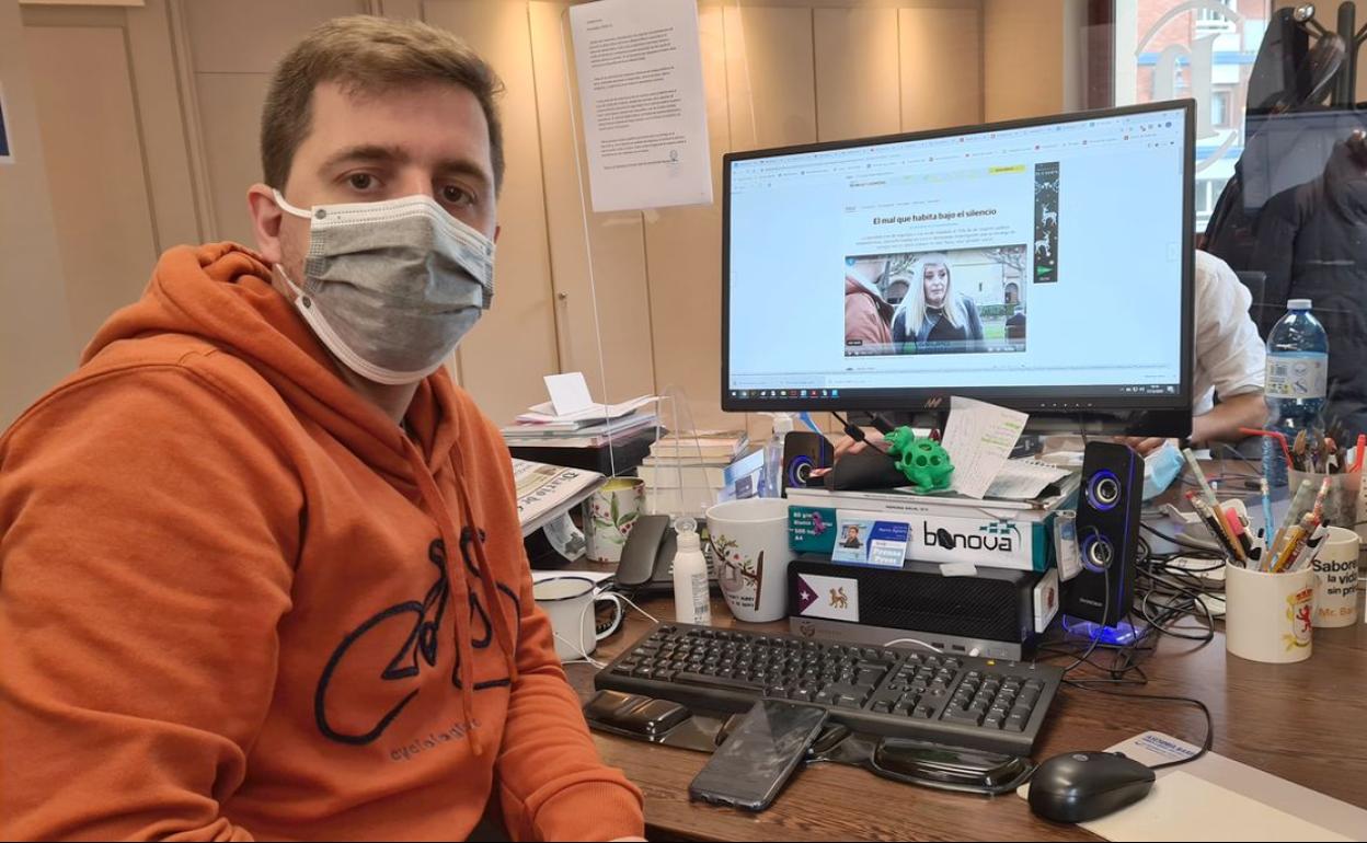 Nacho Barrio, en la redacción de leonoticias, junto al reportaje que le ha valido el primer premio.