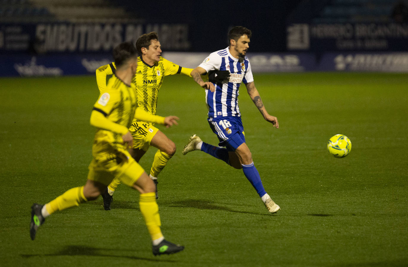 Ambos conjuntos se enfrentaron en el partido que abría la jornada en Segunda División.