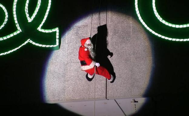 Papá Noel desciende por la fachada de El Corte Inglés. Imagen de archivo. 