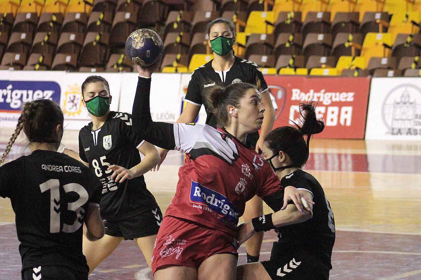 Las leonesas se midieron a las gallegas en un partido marcado por la anécdota de la mascarilla.