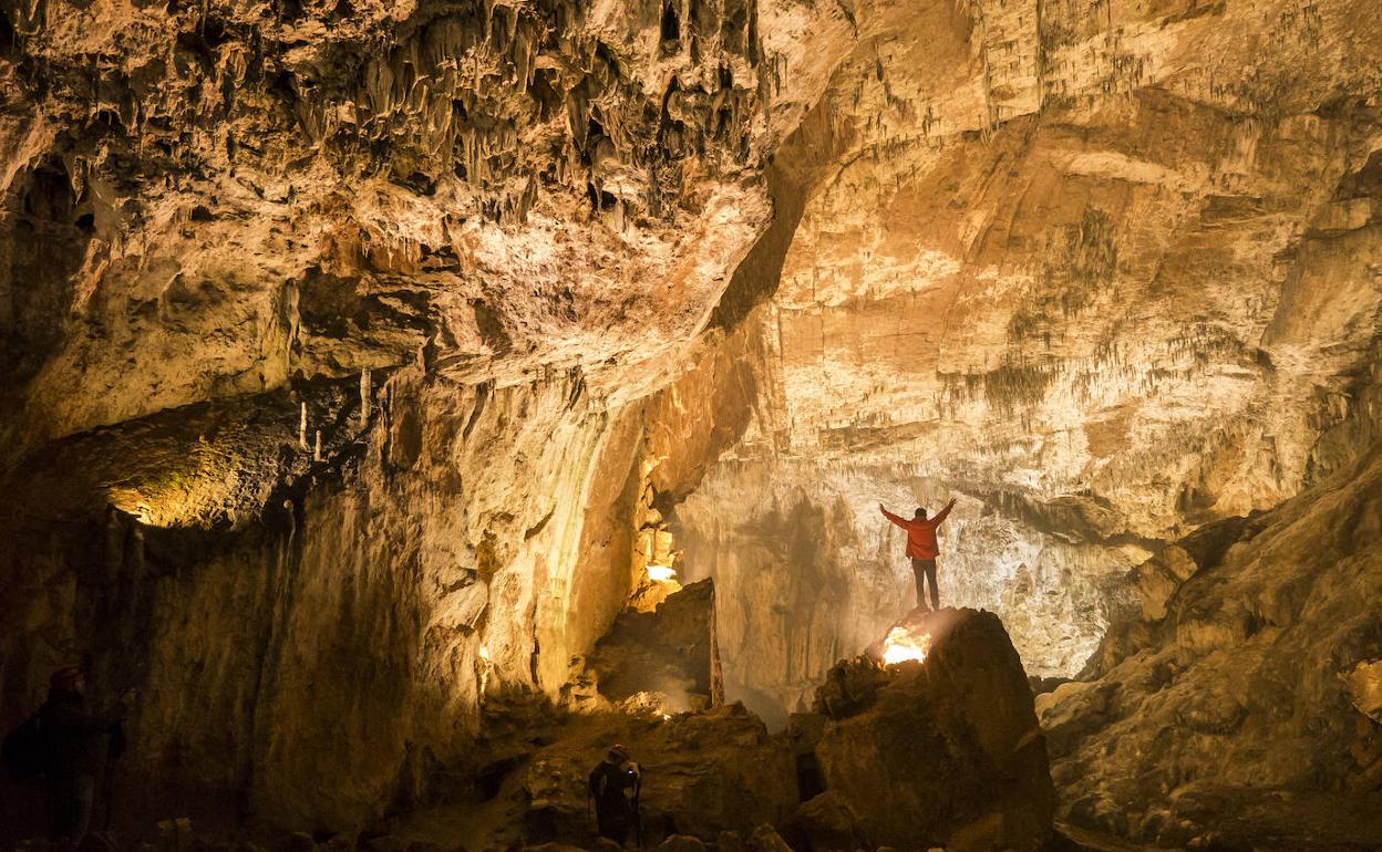 Interior de la Cueva de Valporquero, en la provincia de León.