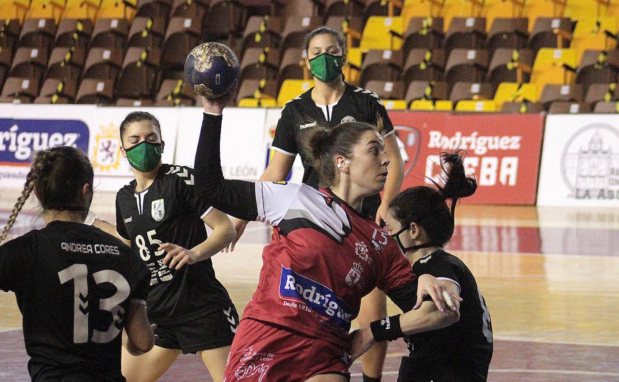 Las jugadoras del Cleba, sin mascarilla; las del Meaño, con ella puesta.