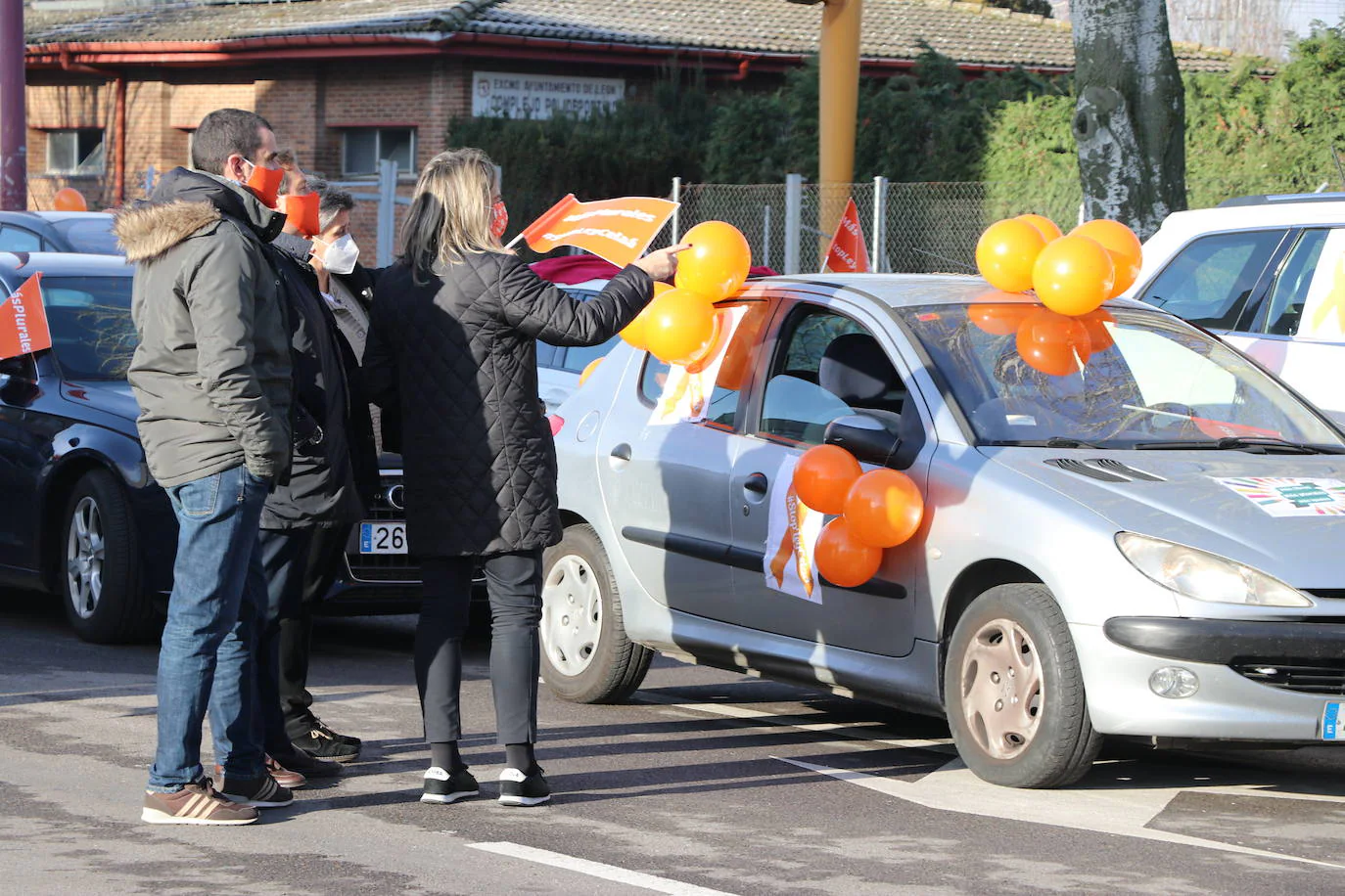 Una manifestación recorre en vehículos las calles de León como protesta ante la reforma educativa.