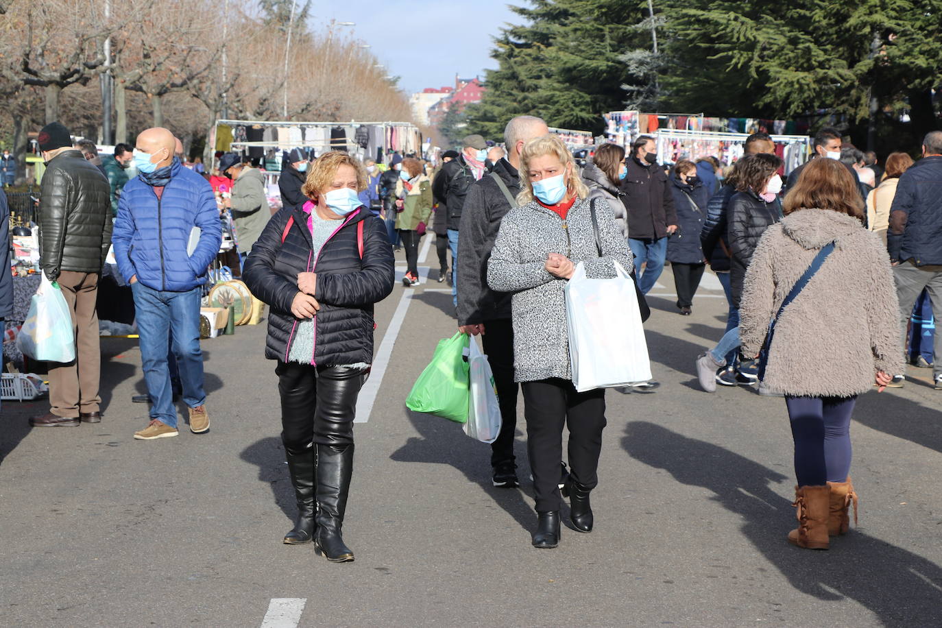 Los puestos de los vendedores ambulantes han podido regresar a la calle para ejercer su trabajo.