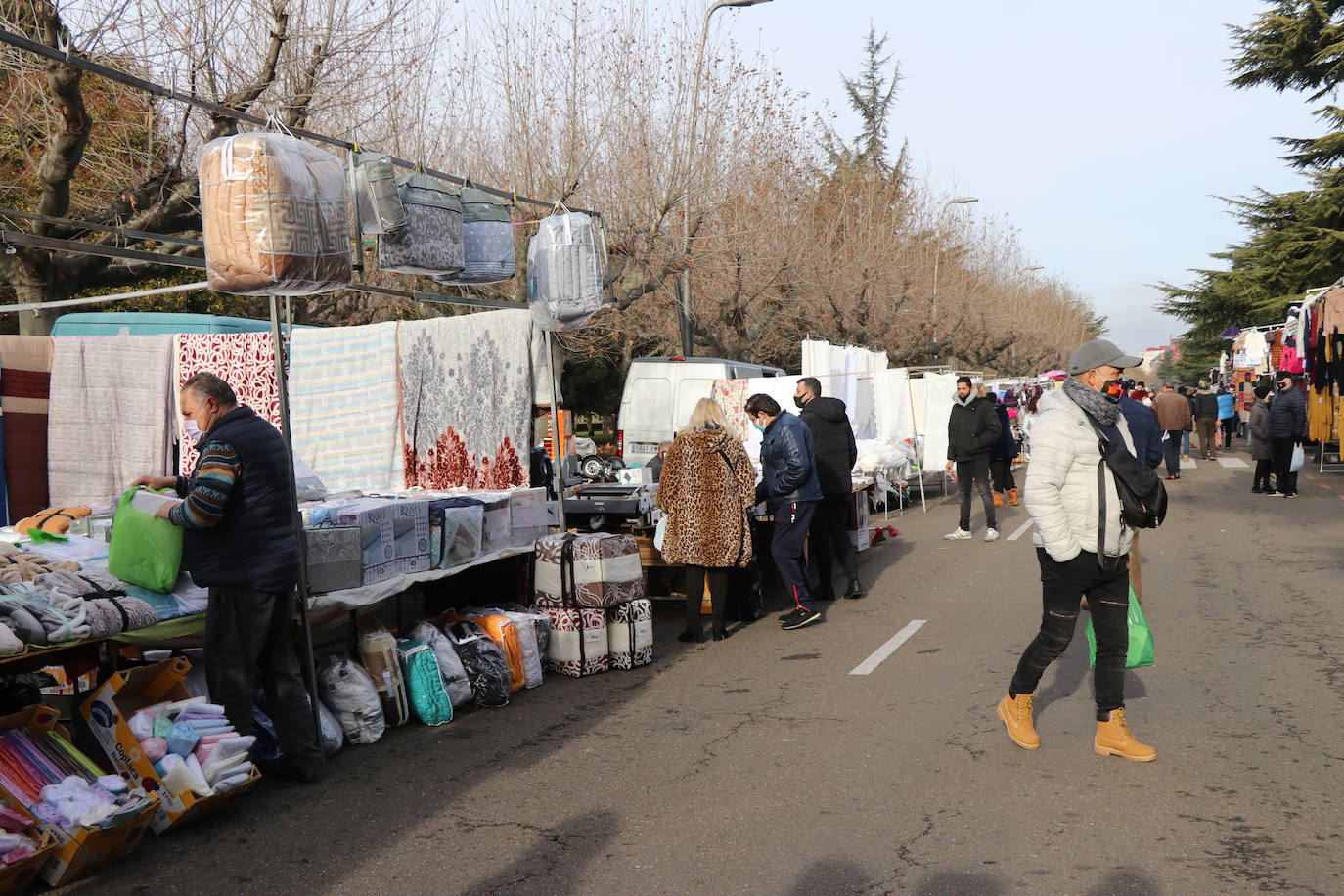 Los puestos de los vendedores ambulantes han podido regresar a la calle para ejercer su trabajo.