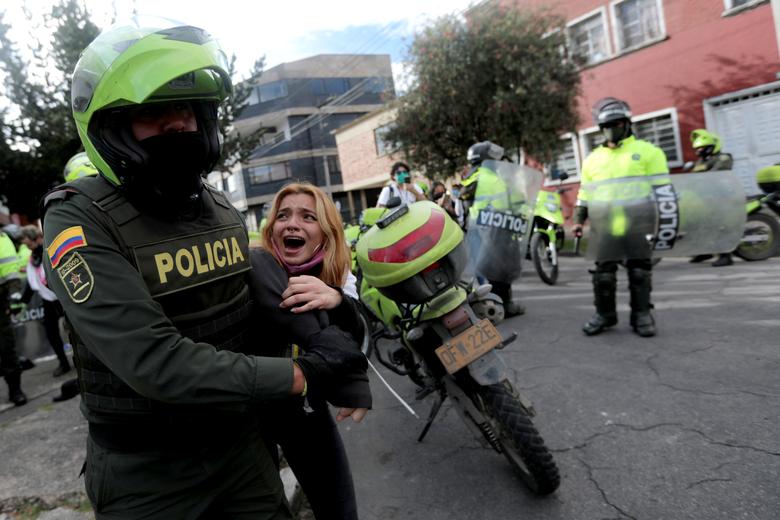 Colombia | La policía detiene a un manifestante durante una protesta en medio de una serie de manifestaciones en curso que piden una vida digna en medio del brote de coronavirus en Bogotá, Colombia