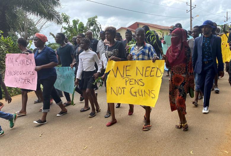 Camerún | Los escolares, sus padres y maestros realizan una protesta después de que hombres armados abrieran fuego contra una escuela y mataran a siete niños en Kumba.