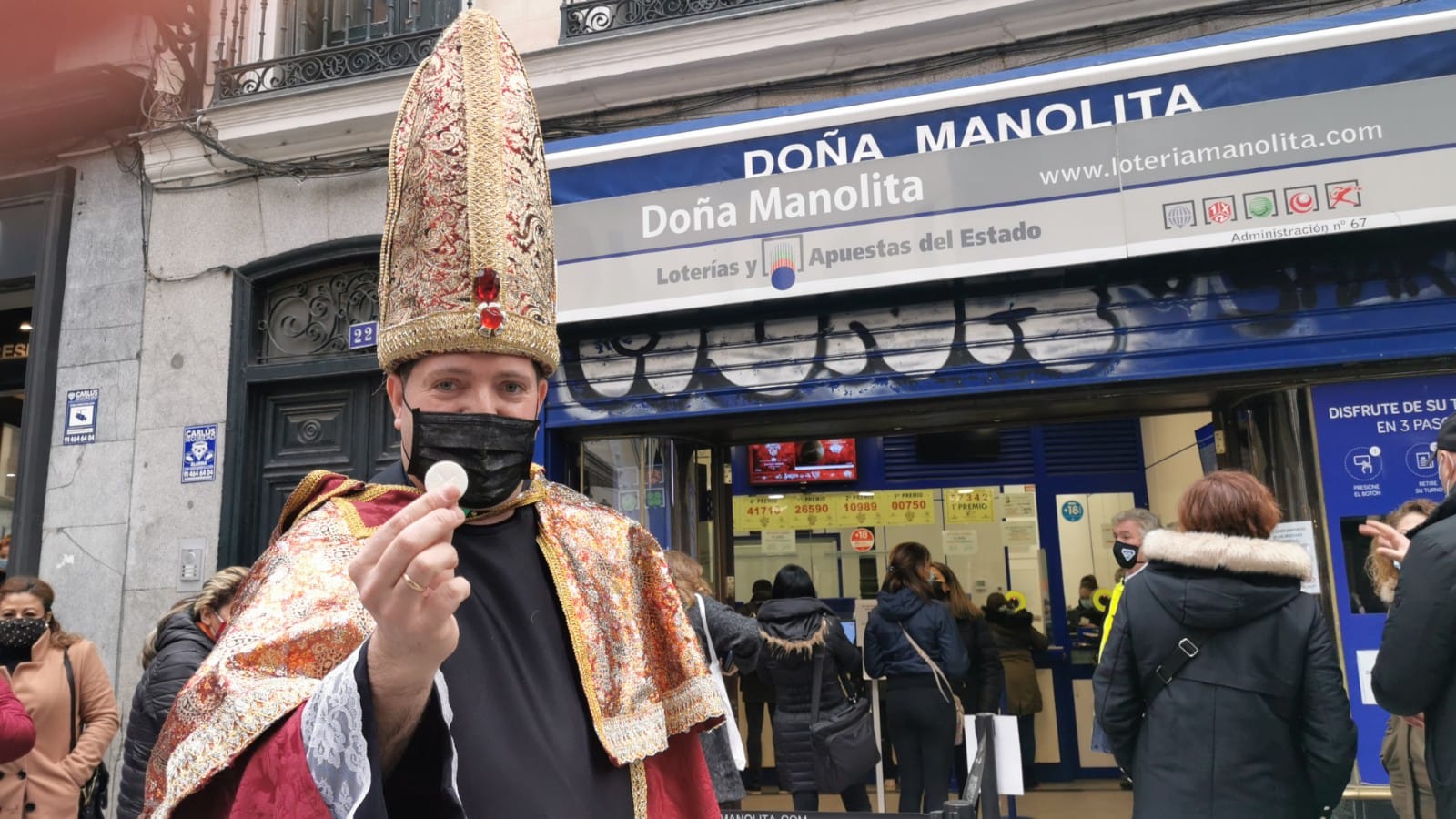 El famoso leonés acude y revoluciona la cola de Doña Manolita en la víspera del sorteo.